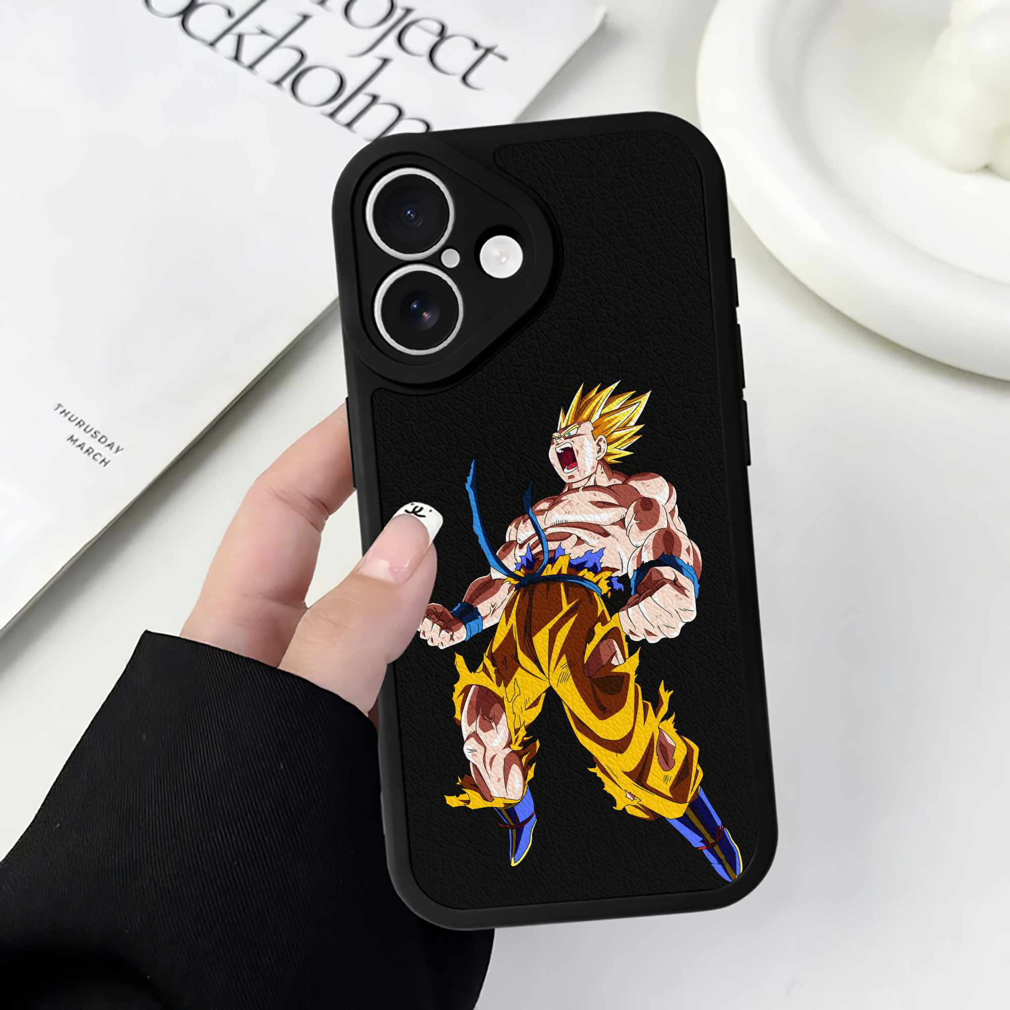 （画像用） ドラゴンボール 孫悟空（そん ごくう）Son Goku カカロット DRAGON BALL Kakarotto 【iPhone 16シリーズ対応】シリコンスマホケース（レザー調） 材質：シリコン